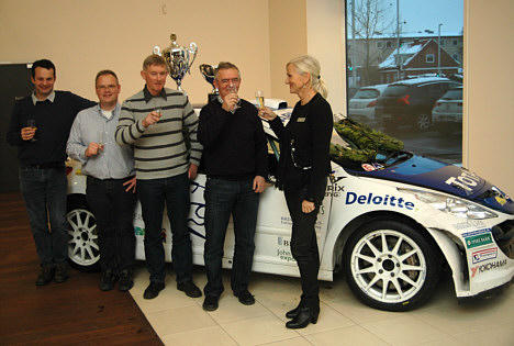 Peugeot Danmarks PR-informationschef Janne Bock lykønsker Peugeot Sport Dealer Team DK’s dygtige rallymandskaber: fra venstre Søren Tøndborg, Christian Jensen og de to Danmarksmestre, Freddy Pedersen og Karl-Åge Jensen.
